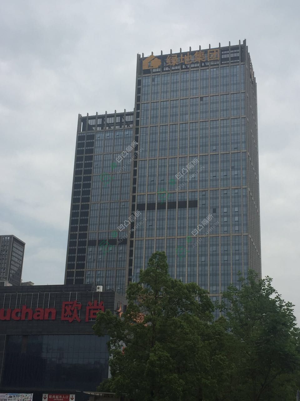 新款玻璃隔斷_玻璃隔斷廠家_[承接]綠地紫峰大廈A座14層任總辦公室玻璃隔斷工程